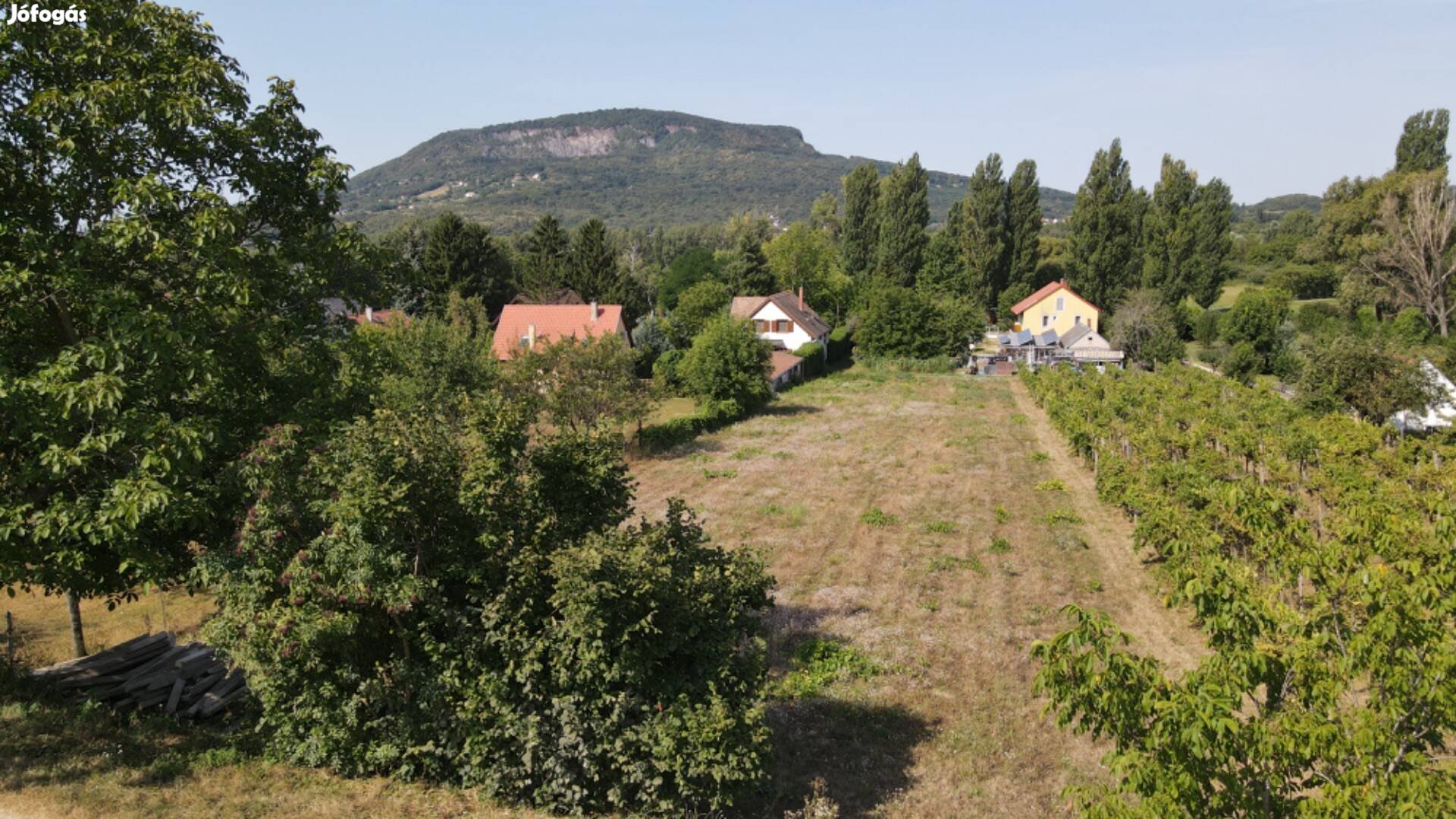 Belterületi építési telek panorámával a Badacsonyra