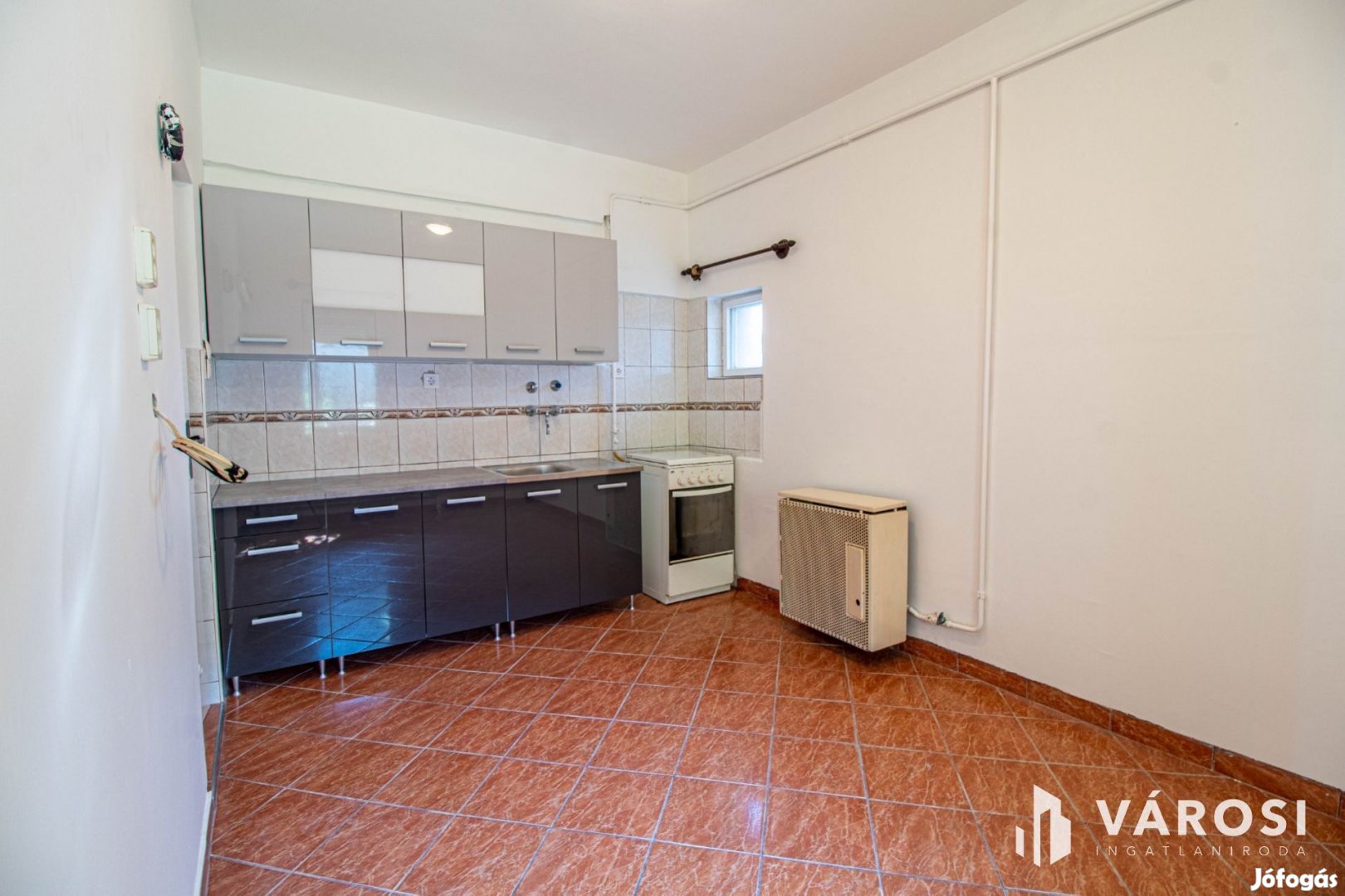 Belváros közeli udvari lakás zöld területtel, 2 garázzsal