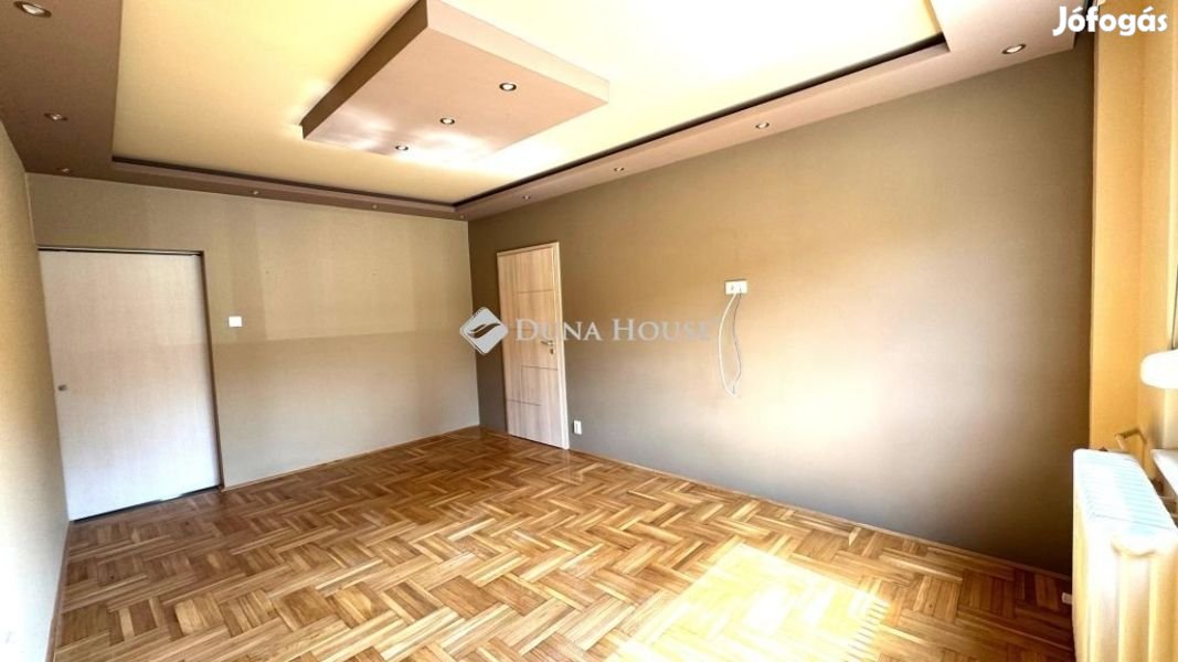 Belvárosban 3 szobás, bútorozatlan lakás KIADÓ!