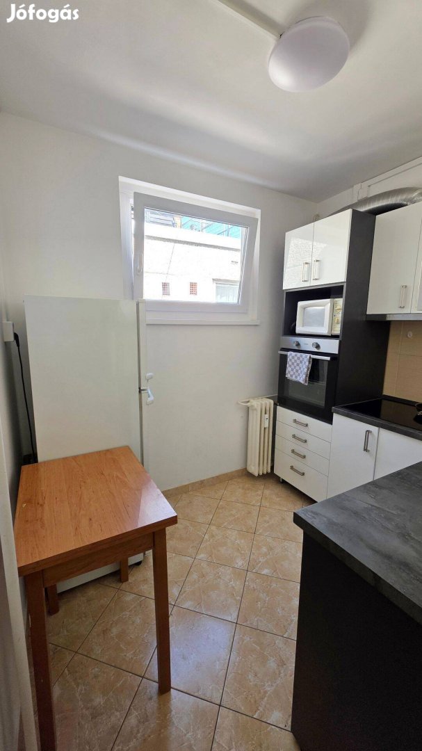 Belvárosban a Darabos utcán 70 m2-es, 3 szobás, felújított lakás eladó