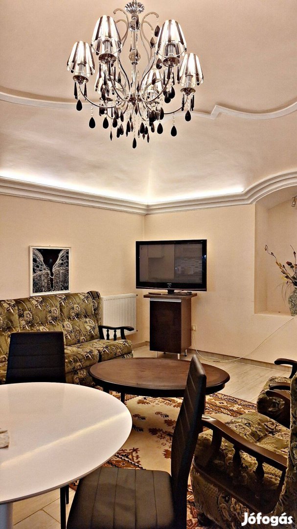 Belvárosban kiadó földszinti lakás