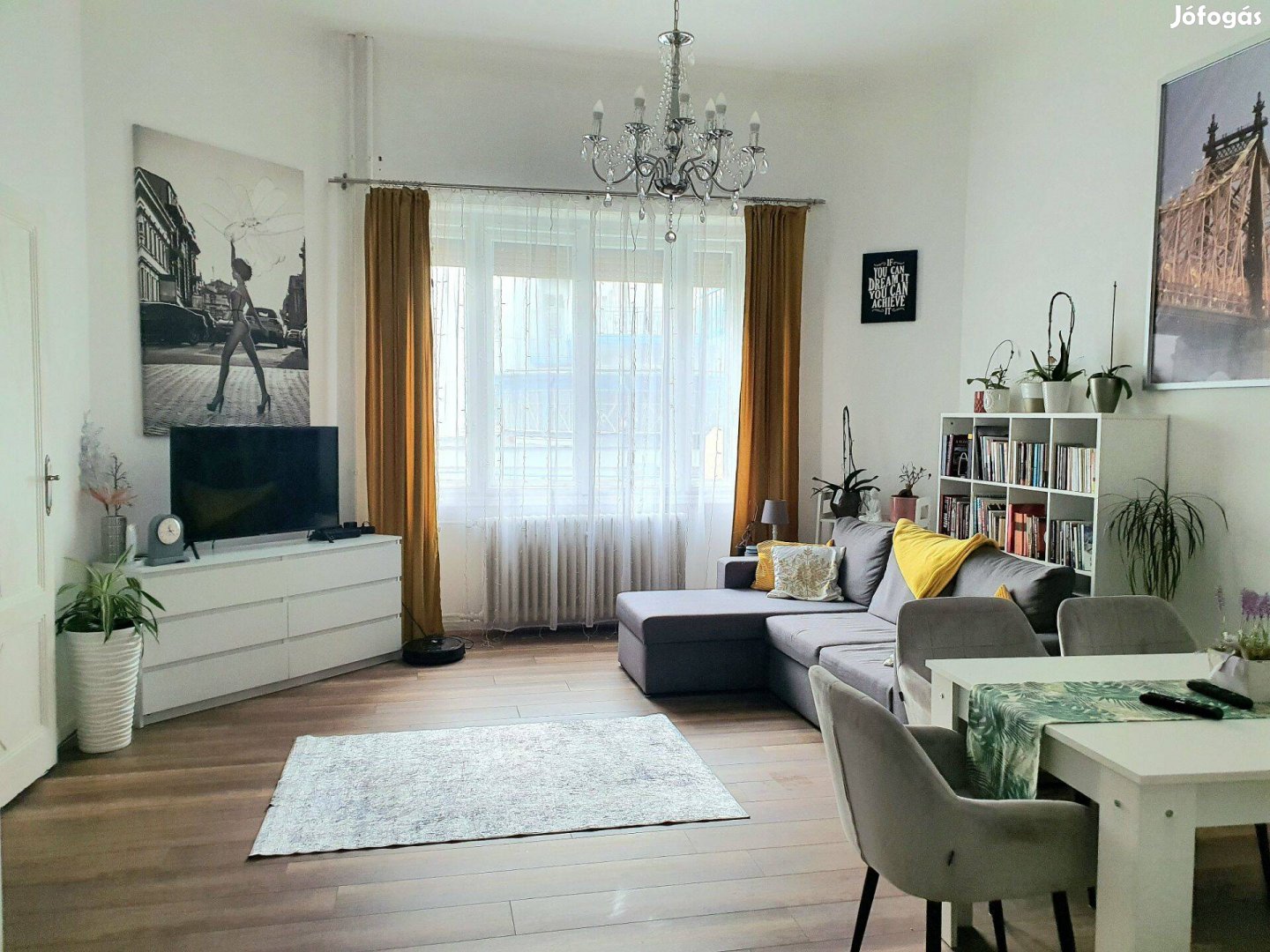 Belvárosban tégla építésű világos, polgári lakás eladó