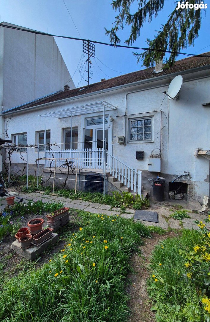 Belvárosban tégla felújított ház eladó, amely Rendelőnek is