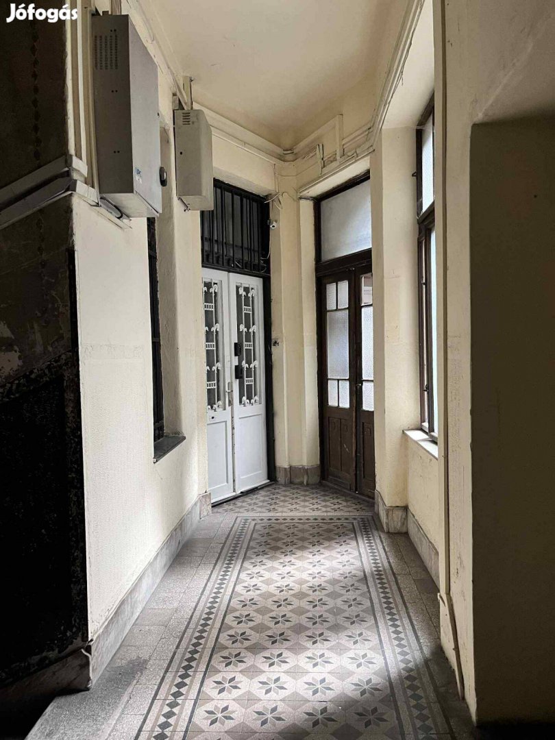 Belvárosi 2 szobás lakás , liftes tömbben