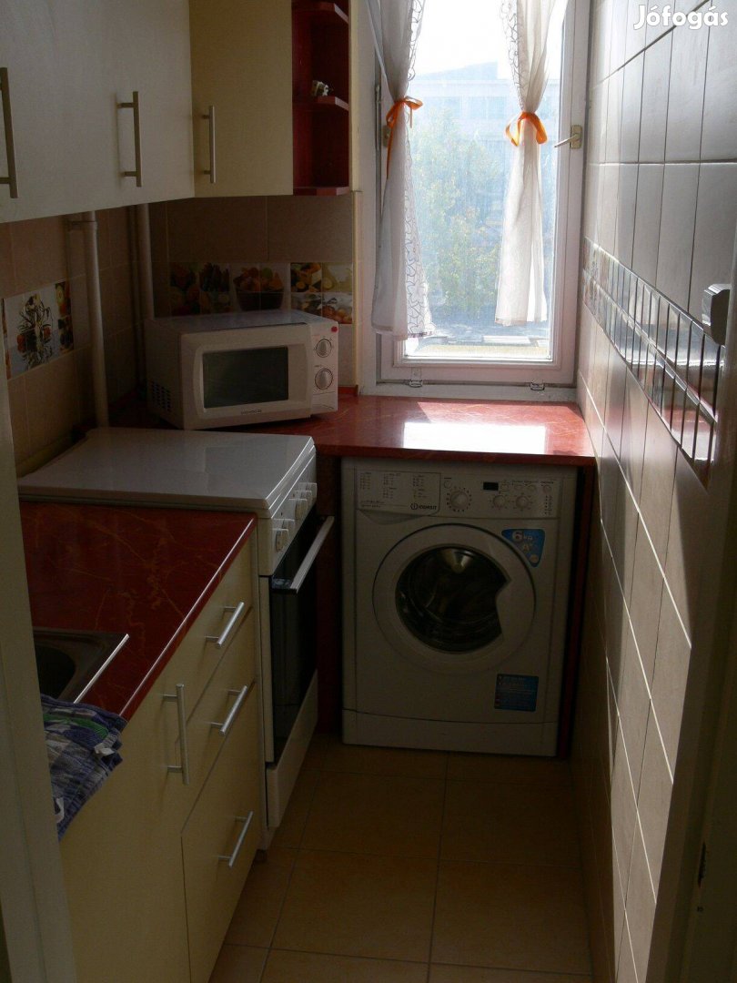 Belvárosi, felújított, lakás kiváló elhelyezkedéssel eladó