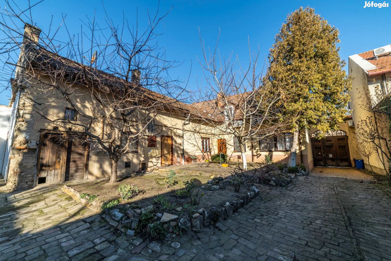 Belvárosi, sokfunkciós ingatlan, kétrendbeli lakással nagy