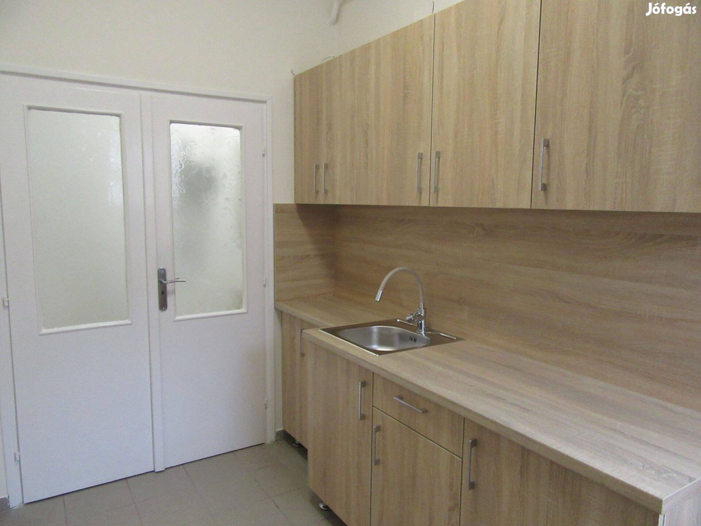 Belvárosi, teljeskörűen felújított földszinti lakás eladó a