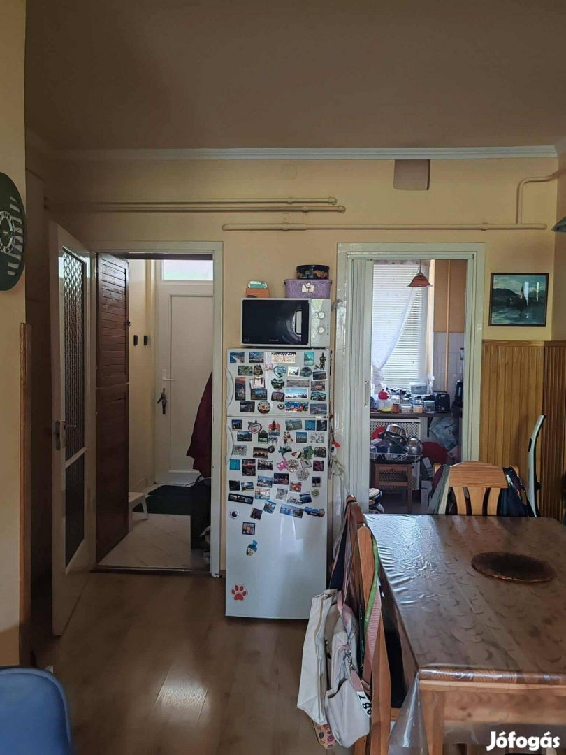 Belvárosi átlagos állapotú lakás eladó
