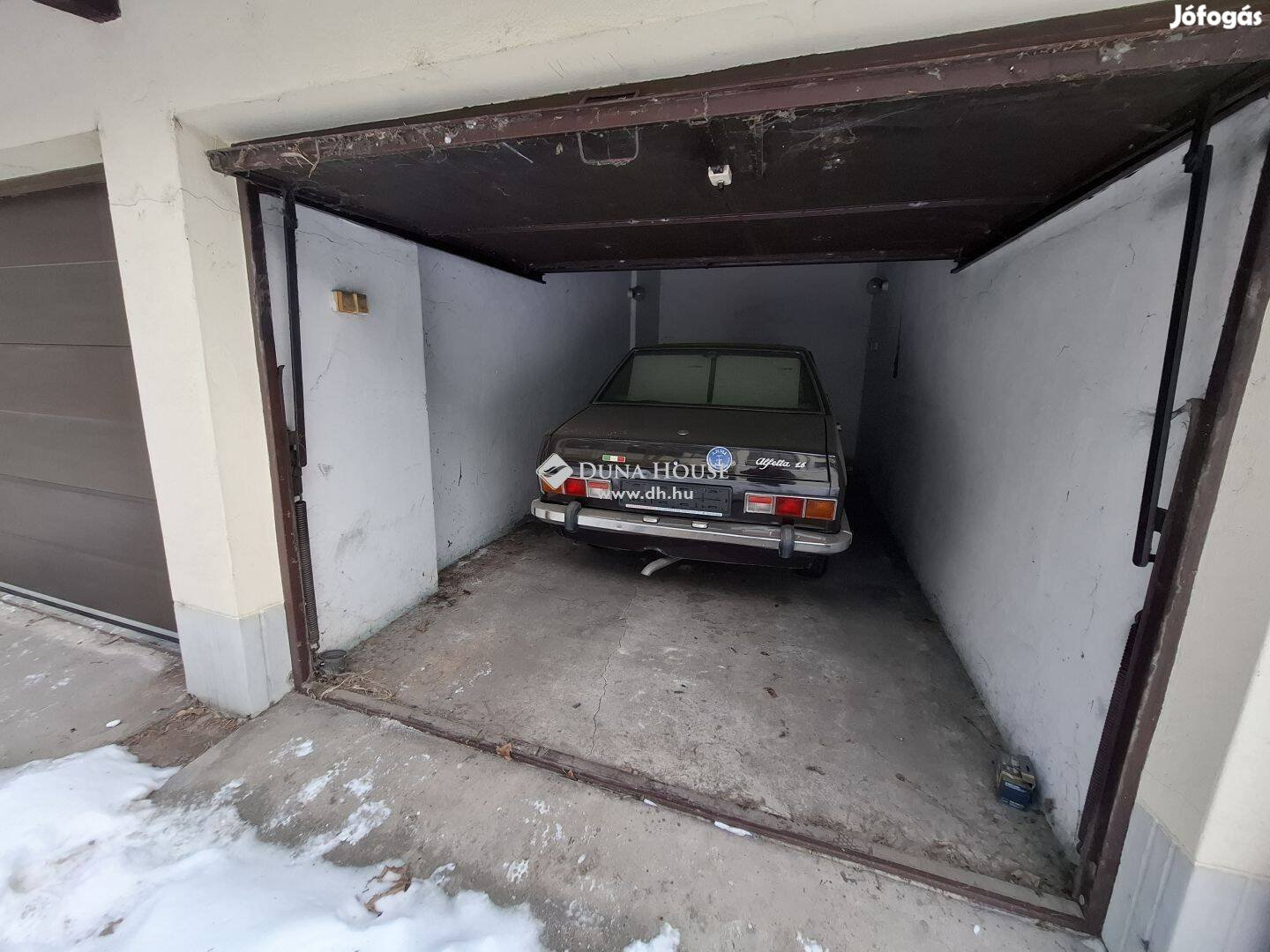 Belvárosi garázs zárt udvarban