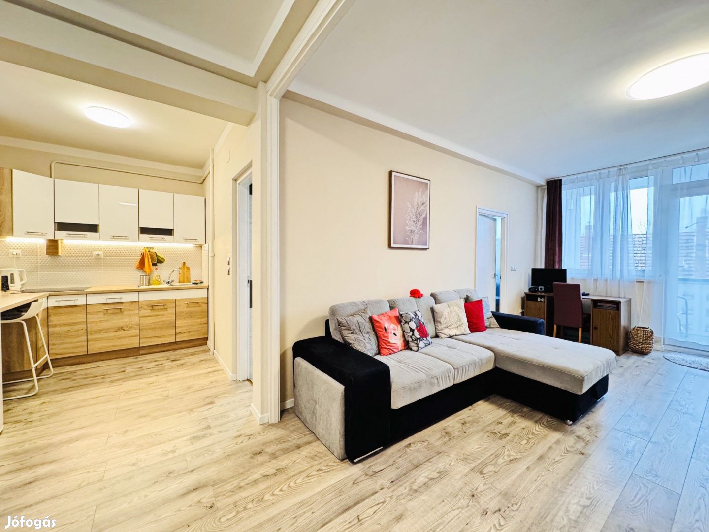 Belvárosi liftes tégla épületben eladó felújított lakás!