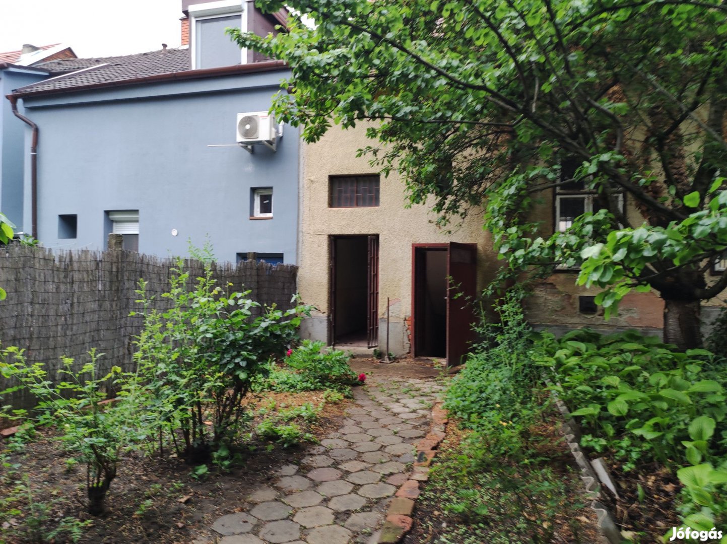 Belvárosi polgári jellegű ház eladó a Kisfaludy utcában