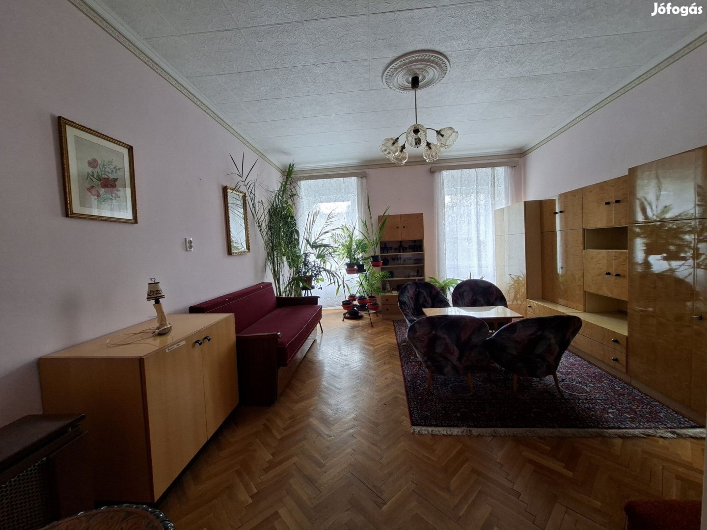 Belvásori 300 évesnél idősebb családi házu eladó, 8 szobával