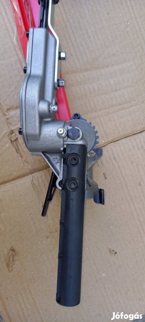 Benzines fűkaszára 26mm-es csőre, 9bordás szárhoz sövényvágó adapter