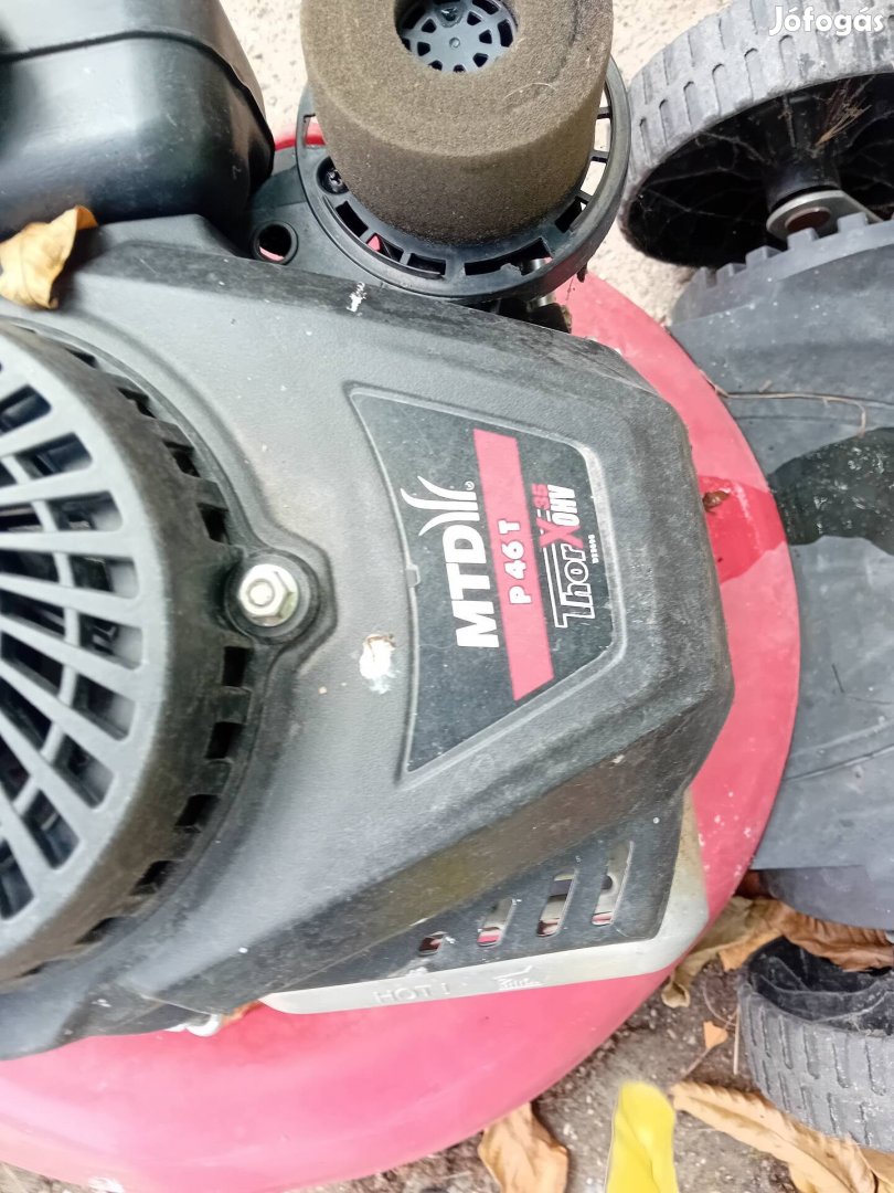 Benzines fűnyíró.