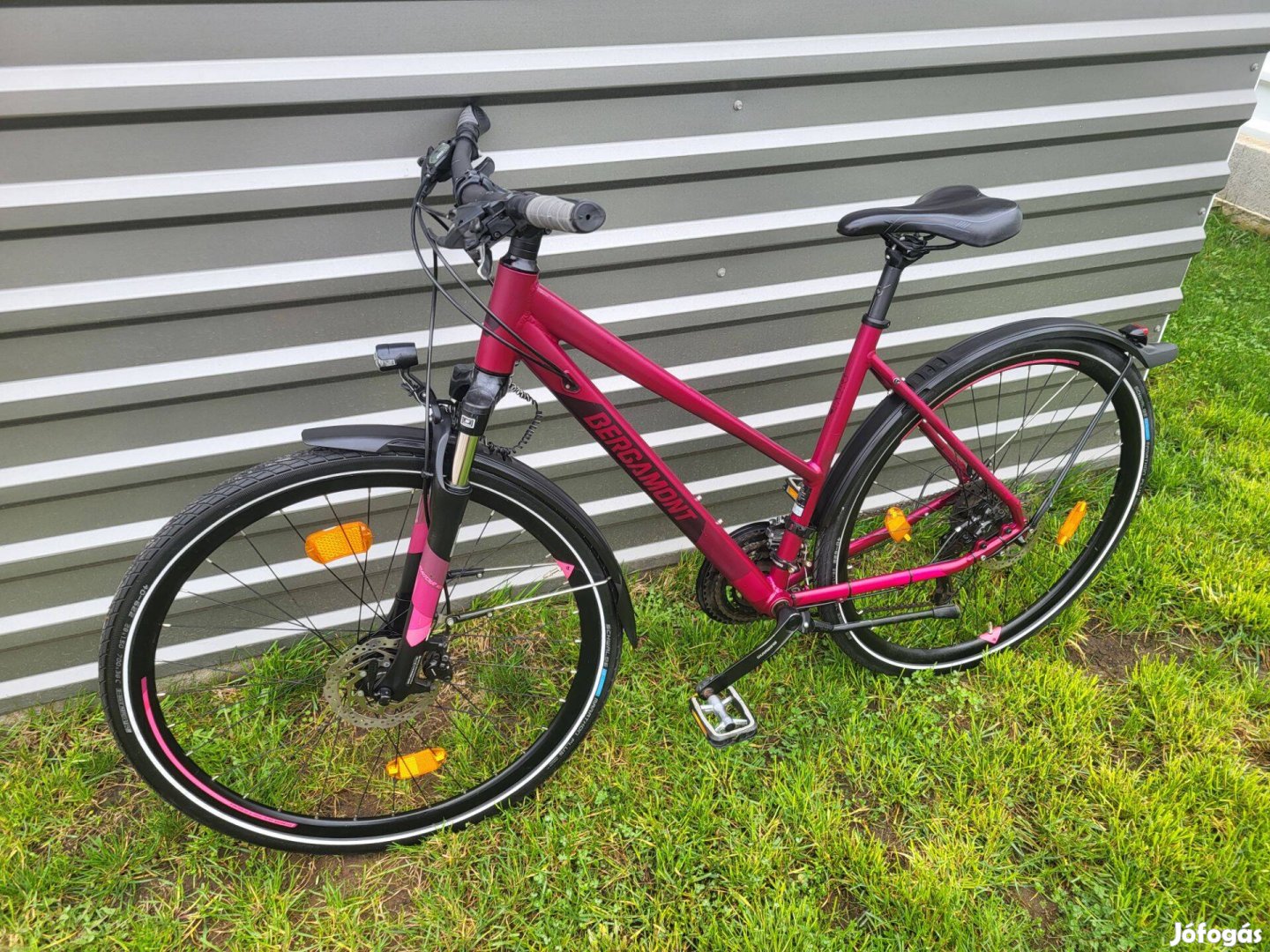 Bergamont 28 női trekking kerékpár bicikli agydinamó