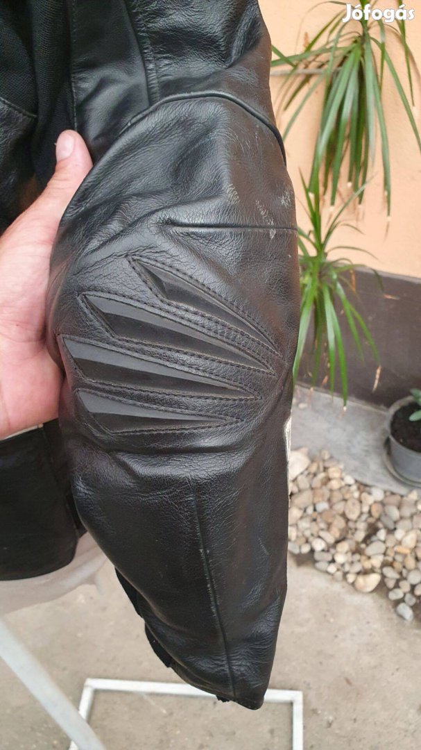 Bering protectoros bőr kabát