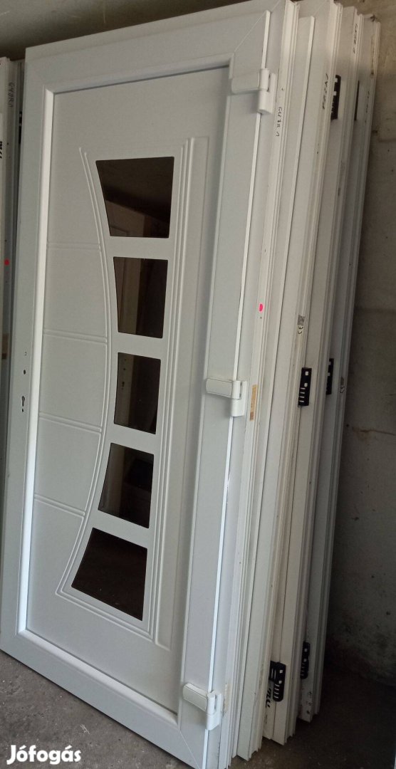 Bern füstüveges bejárati ajtó 98x208 cm jobbos kivitelben