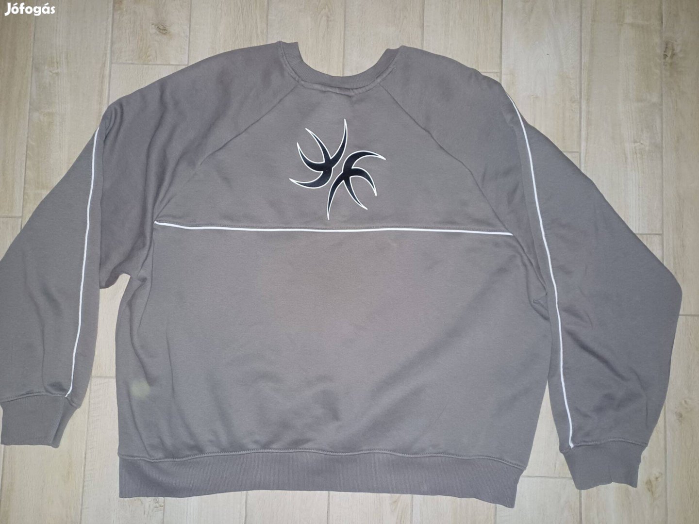 Bershka férfi XL-es, 42-es bő fazonú, szürke, mintás pulóver