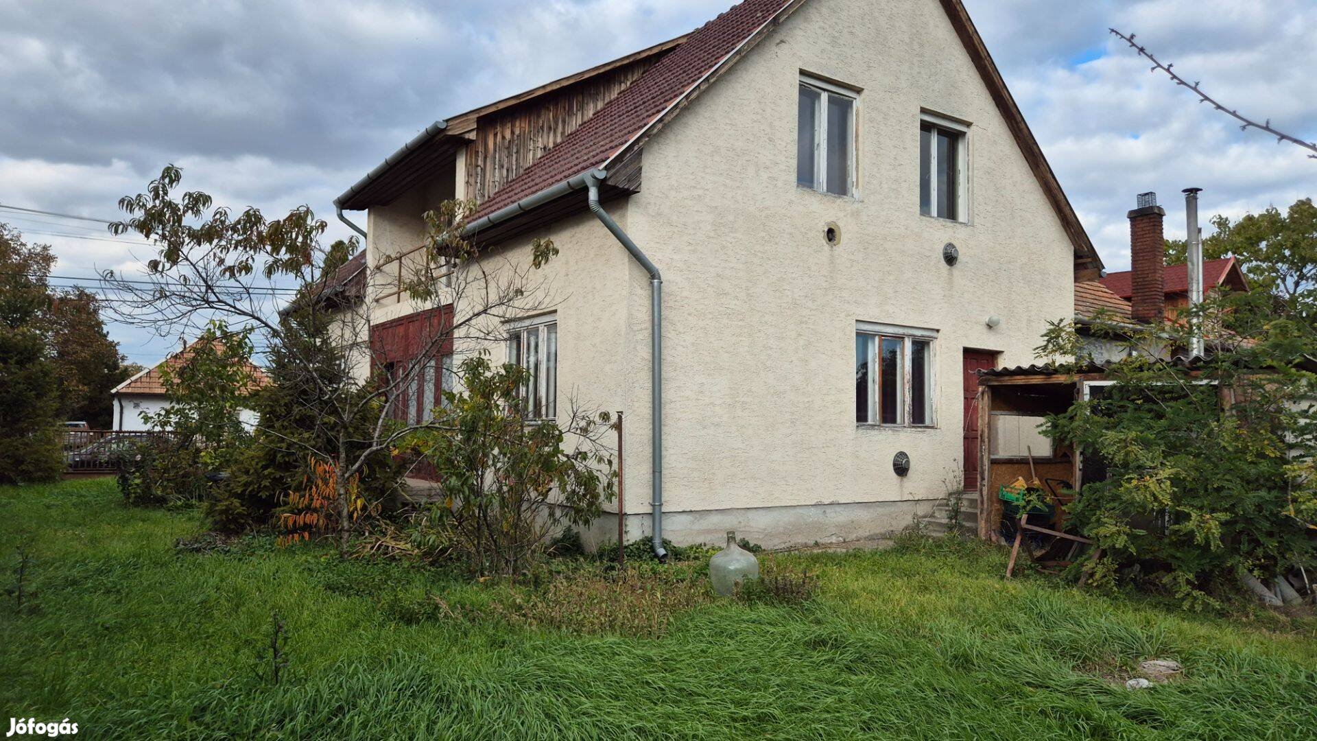 Bessenyőtelken csendes békésű utcában kétszintes családi ház eladó