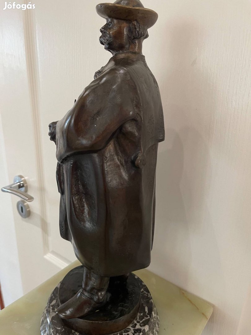 Beszédes János bronzszobor