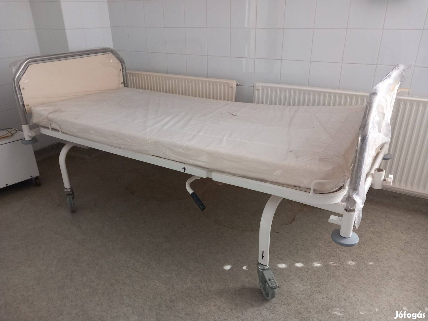 Betegágy Kerekekkel Emelhető Fejtámlával Matraccal