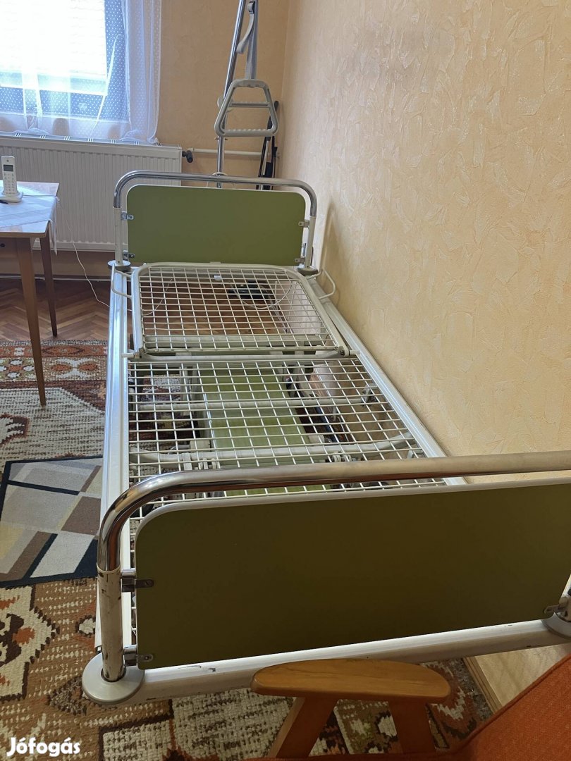 Betegágy kapaszkodóval és matraccal