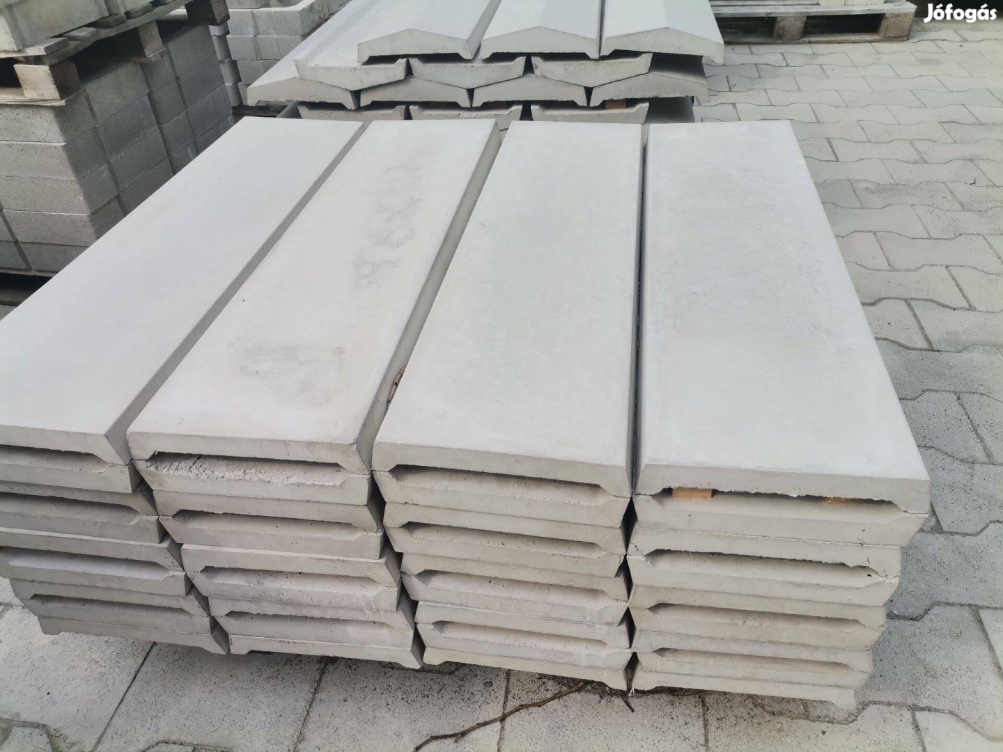 Beton fedlap 20 cm-es falra