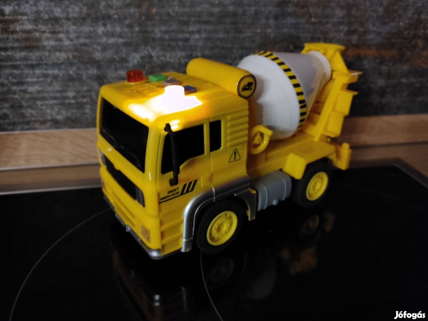 Beton mixer betonkeverő teherautó fényjelzéssel, lendkerekes