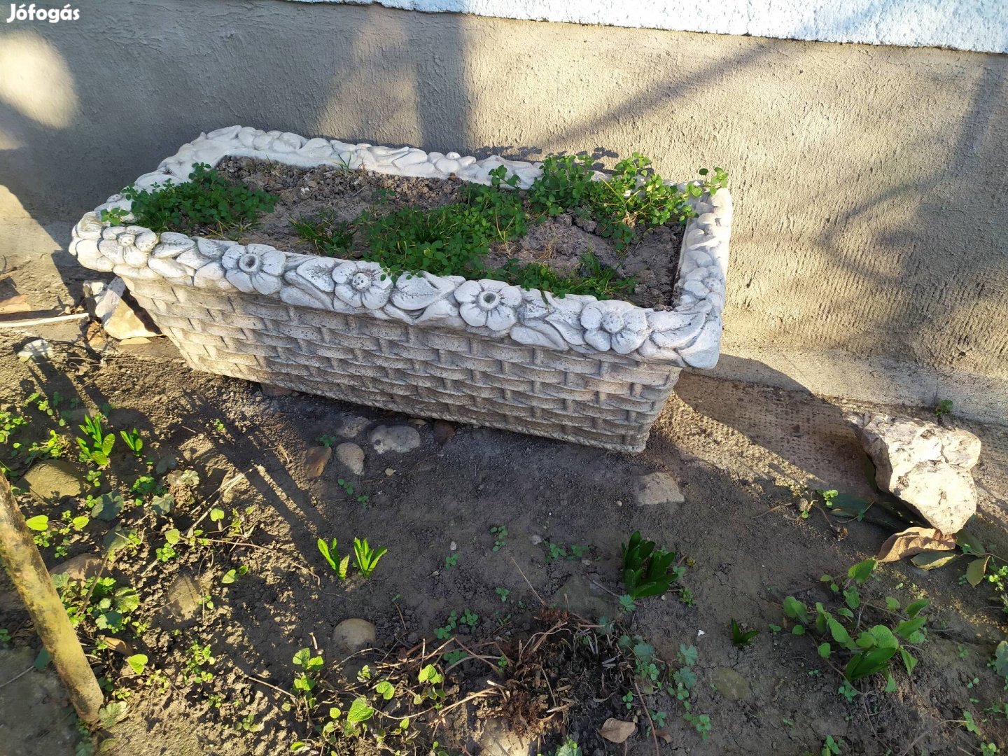 Beton virágláda, kerti dekoráció