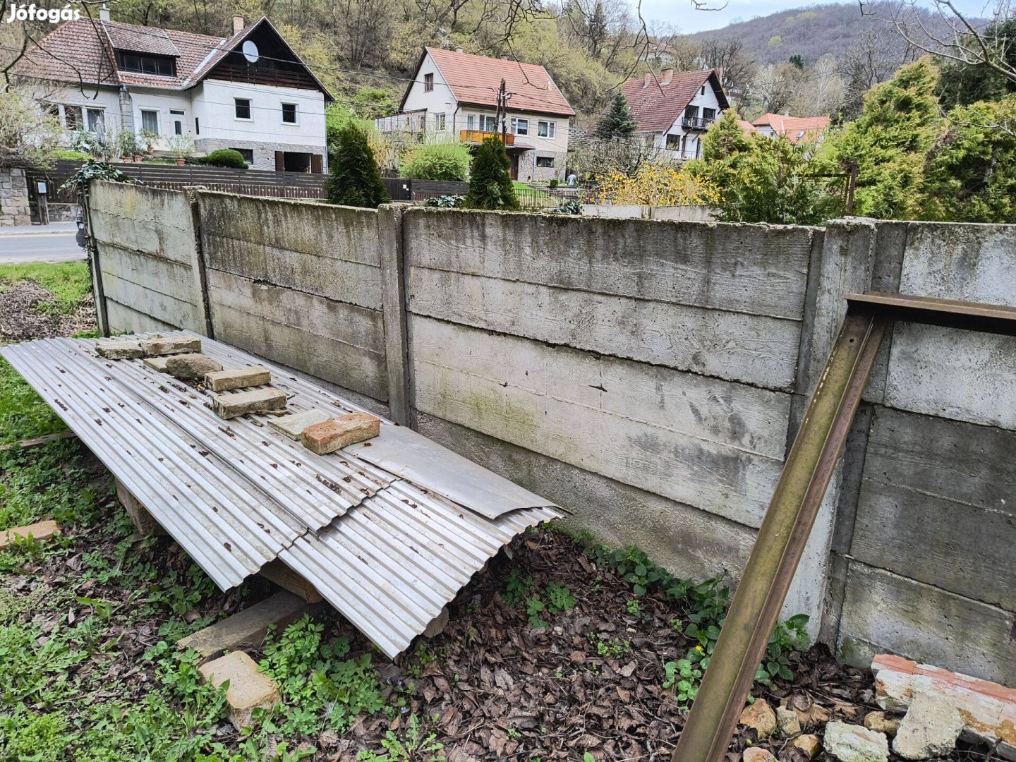 Betonelemekből épített kerítés