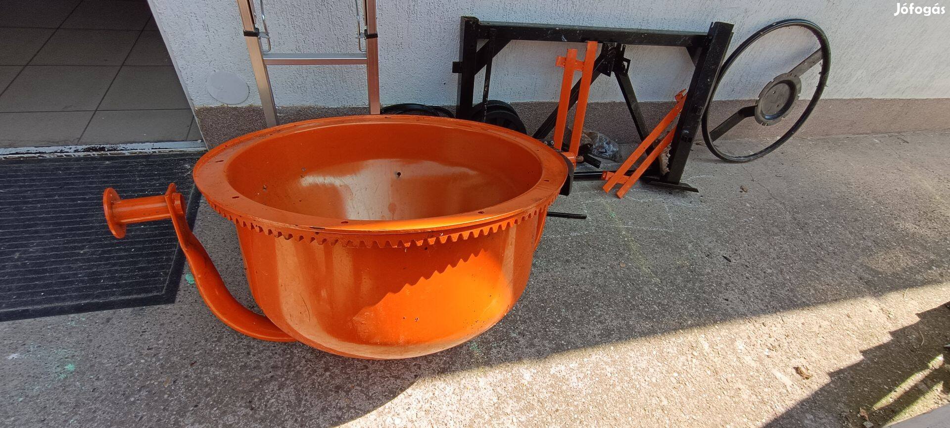 Betonkeverő 120L hibás motorja beázott. 0 perces