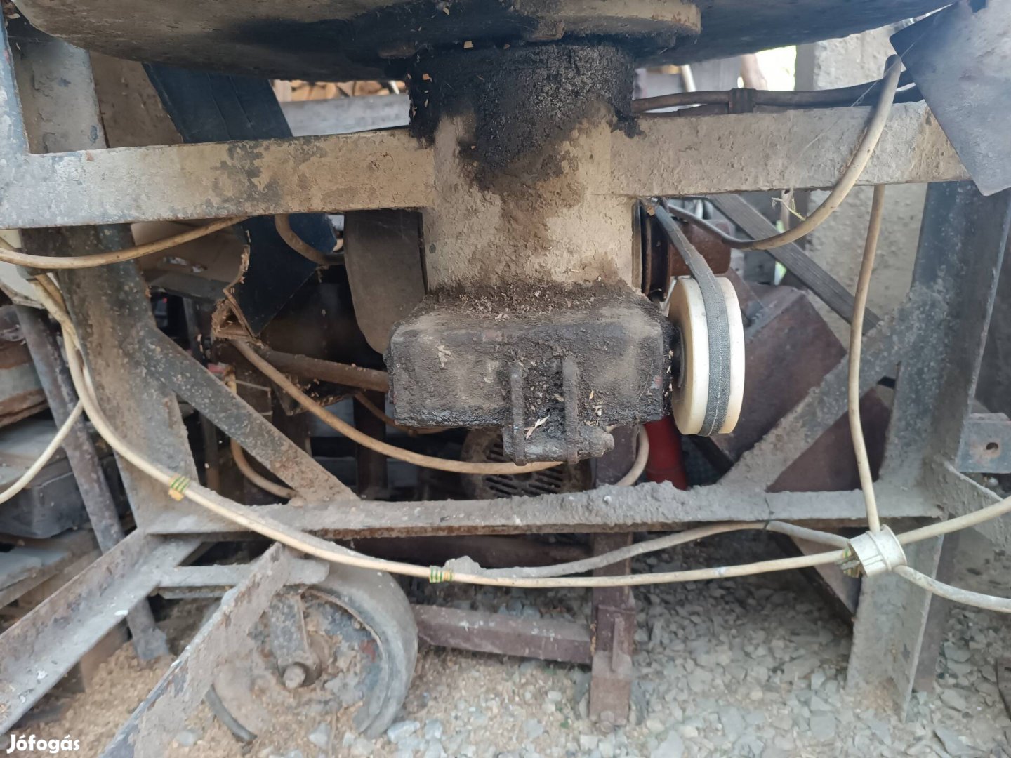 Betonkeverő 220as motorral