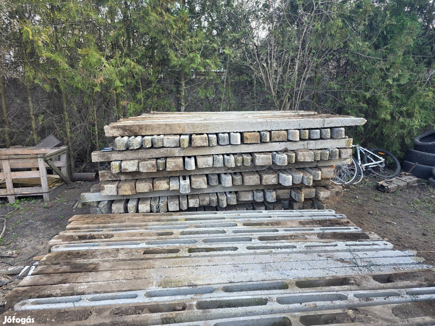 Betonlábak eladók.
