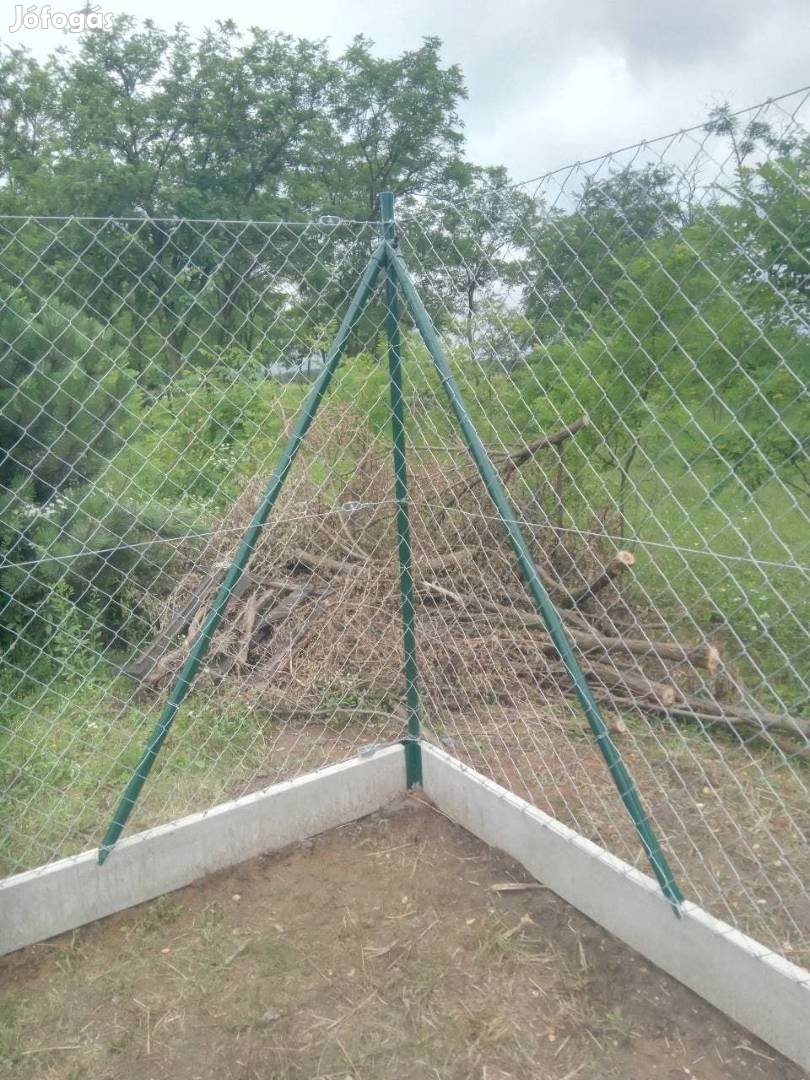 Betonoszlop paneles kerítés vadháló fém oszlop drótkerítés szögesdrót