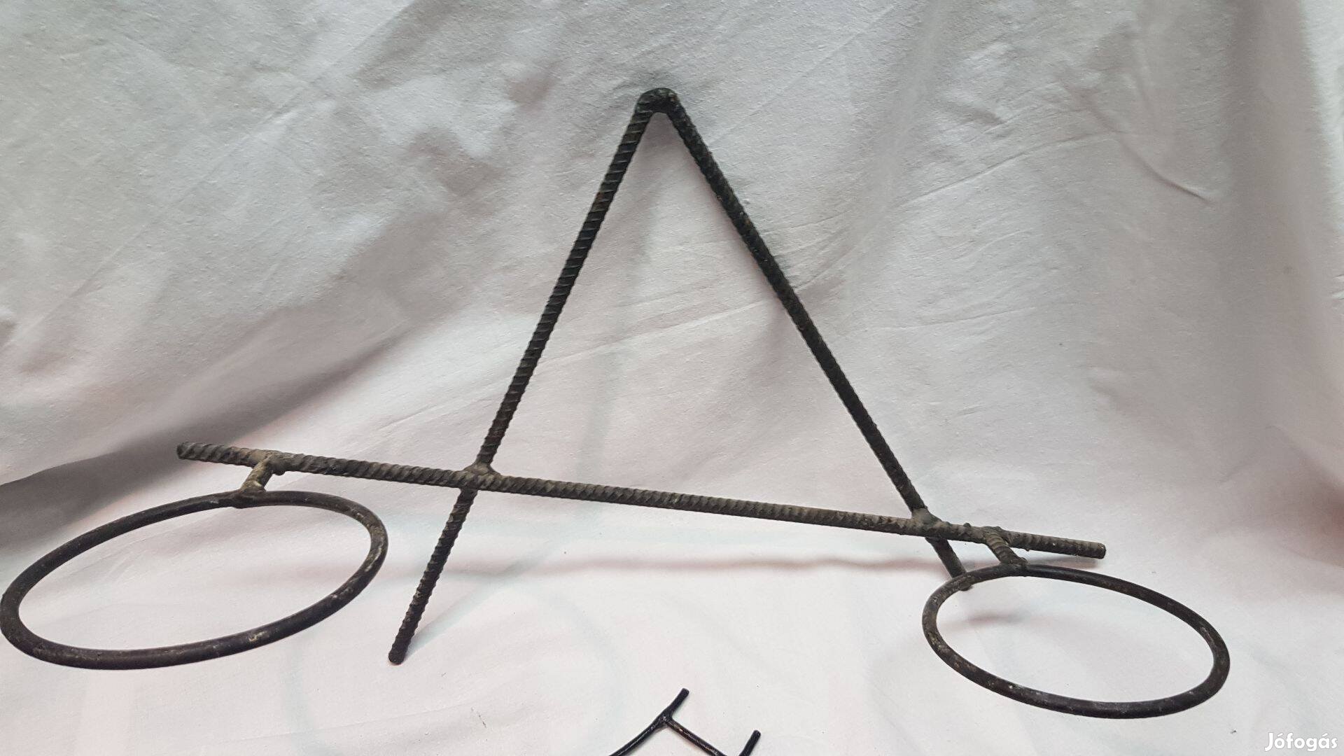 Betonvasból hegesztett fali kettős virág tartó. Képek