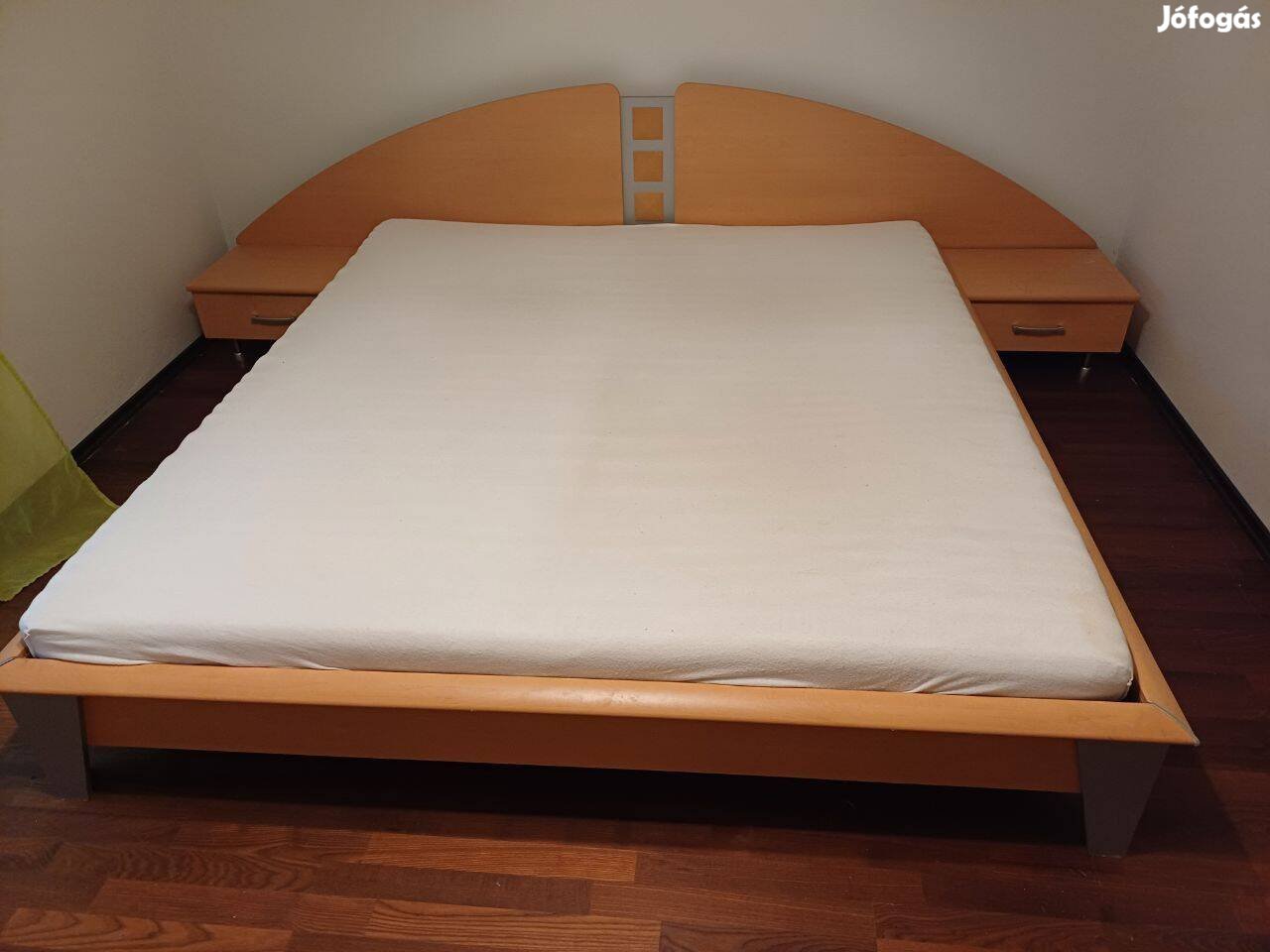 Bett mit Lattenrost 180 x 200 cm