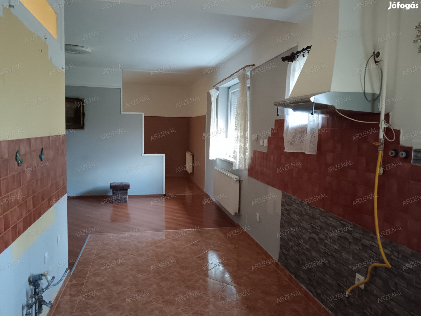 Bevásárló központokhoz közel, a kórházhoz nem messze jó