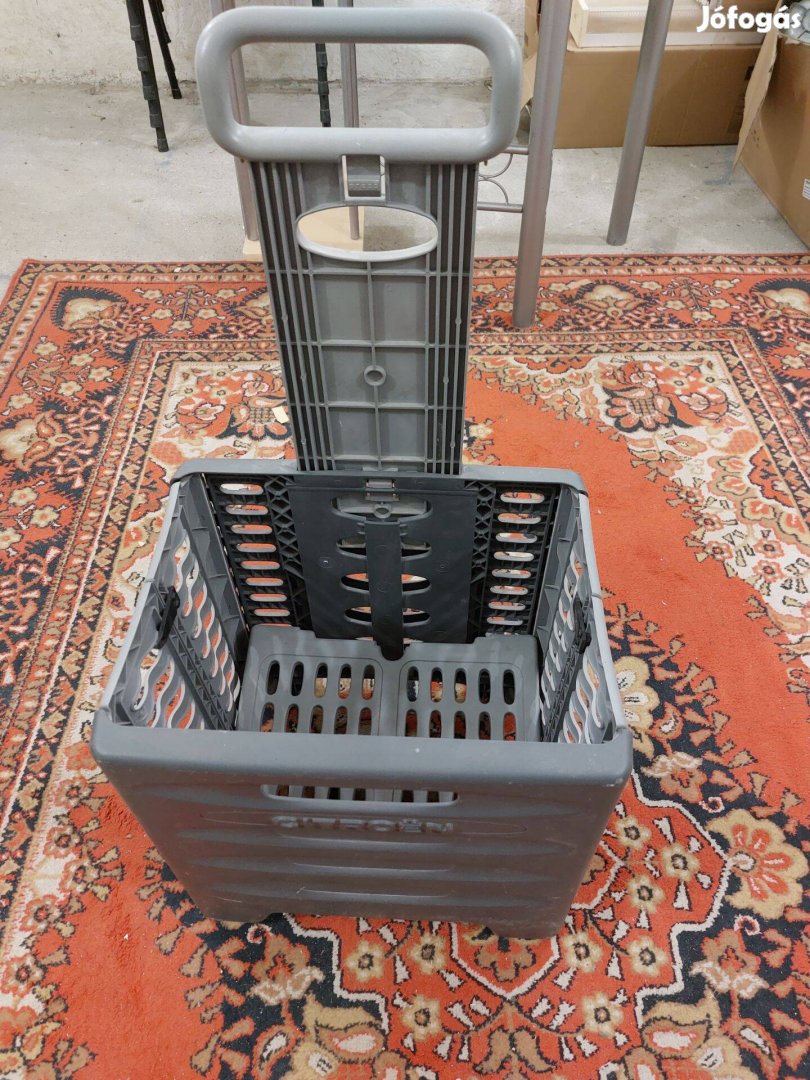 Bevásárlókocsi autóba