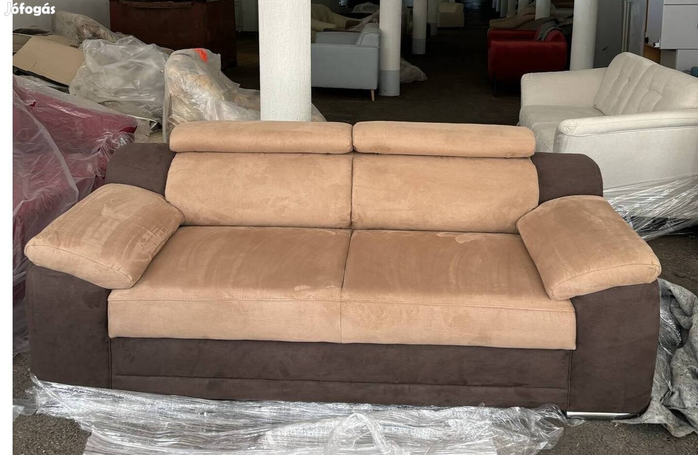 Bézs állítható fejtámlás kanapé