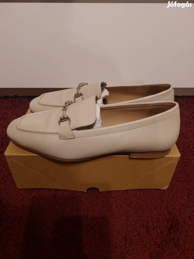 Bézs loafer ipő
