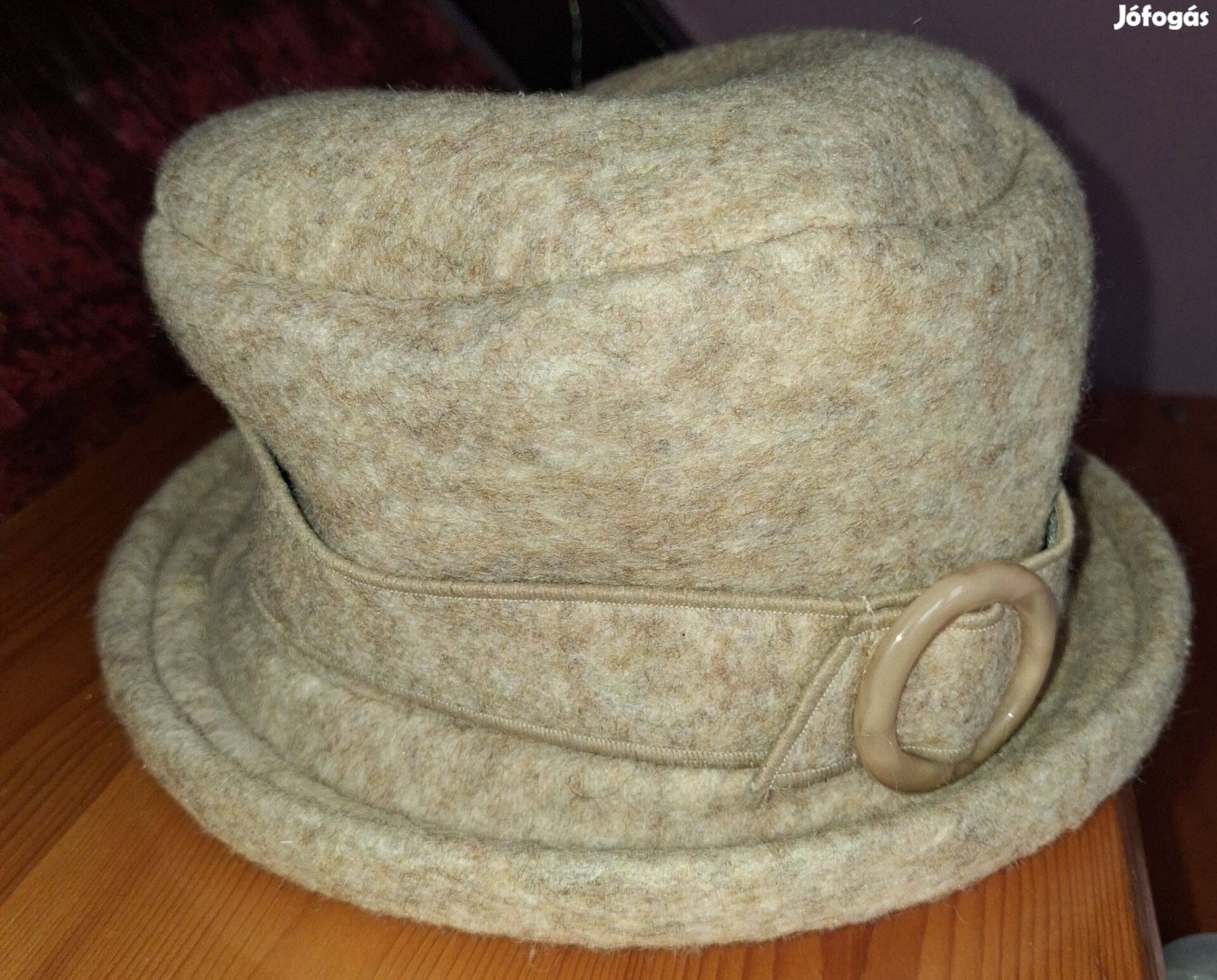Bézs színű, 56-58 méretű kalap