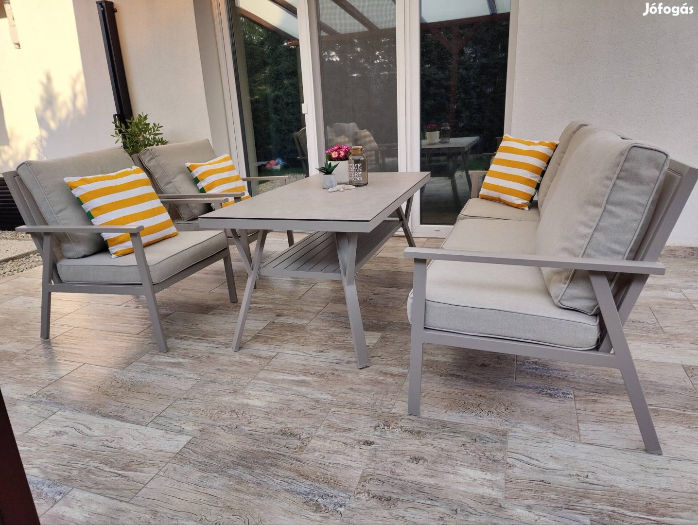 Bézs színű alumínium kerti garnitúra