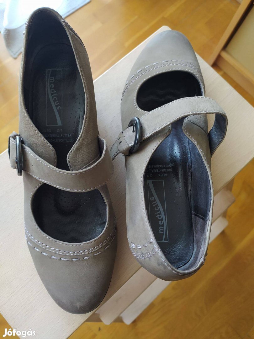 Bézs színű bőr Medicus 41-es cipő eladó