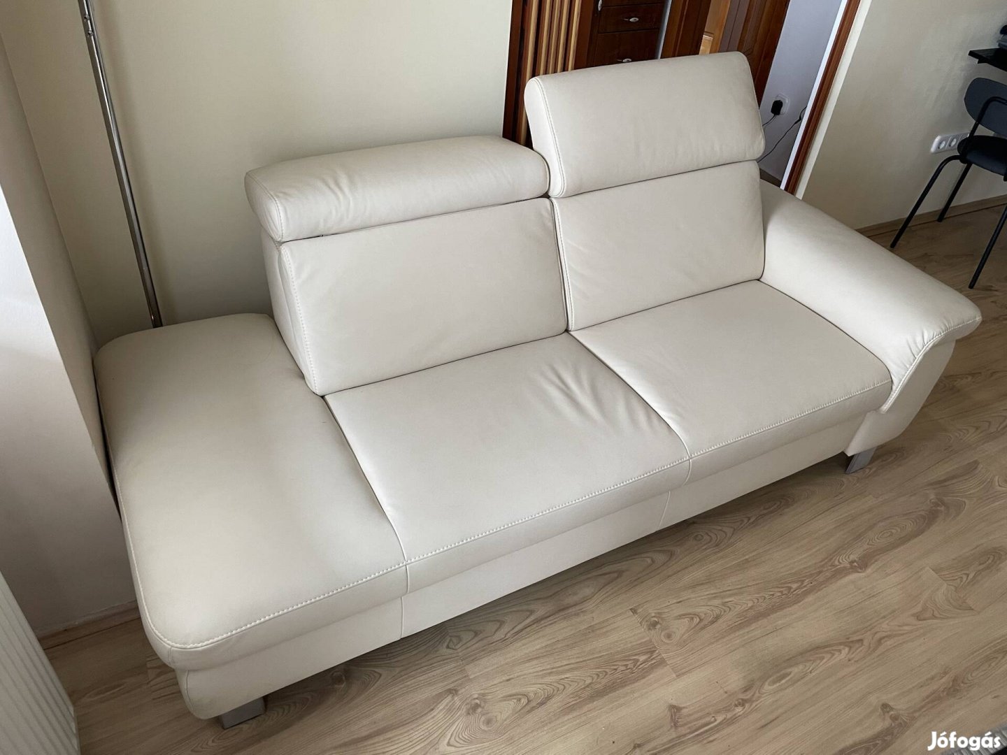 Bézs színű kanapé 125x205 cm állitható fejtámla