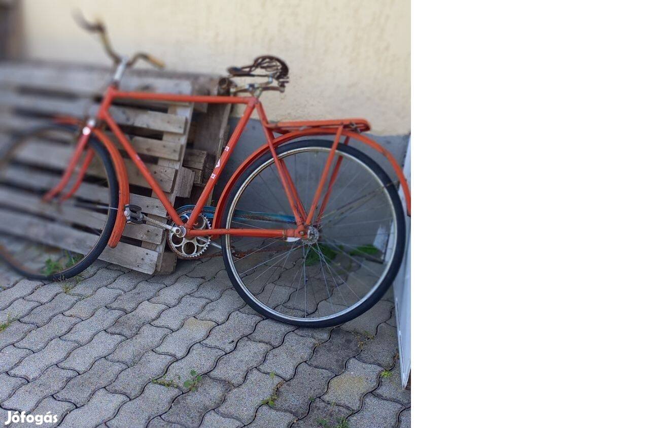 Bicikli régi dekorációs célra (működésképtelen)