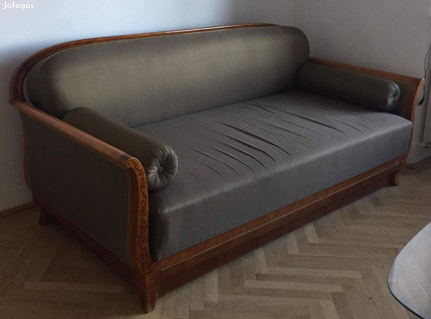 Biedermeier kanapéágy ölivazöld selyem huzattal