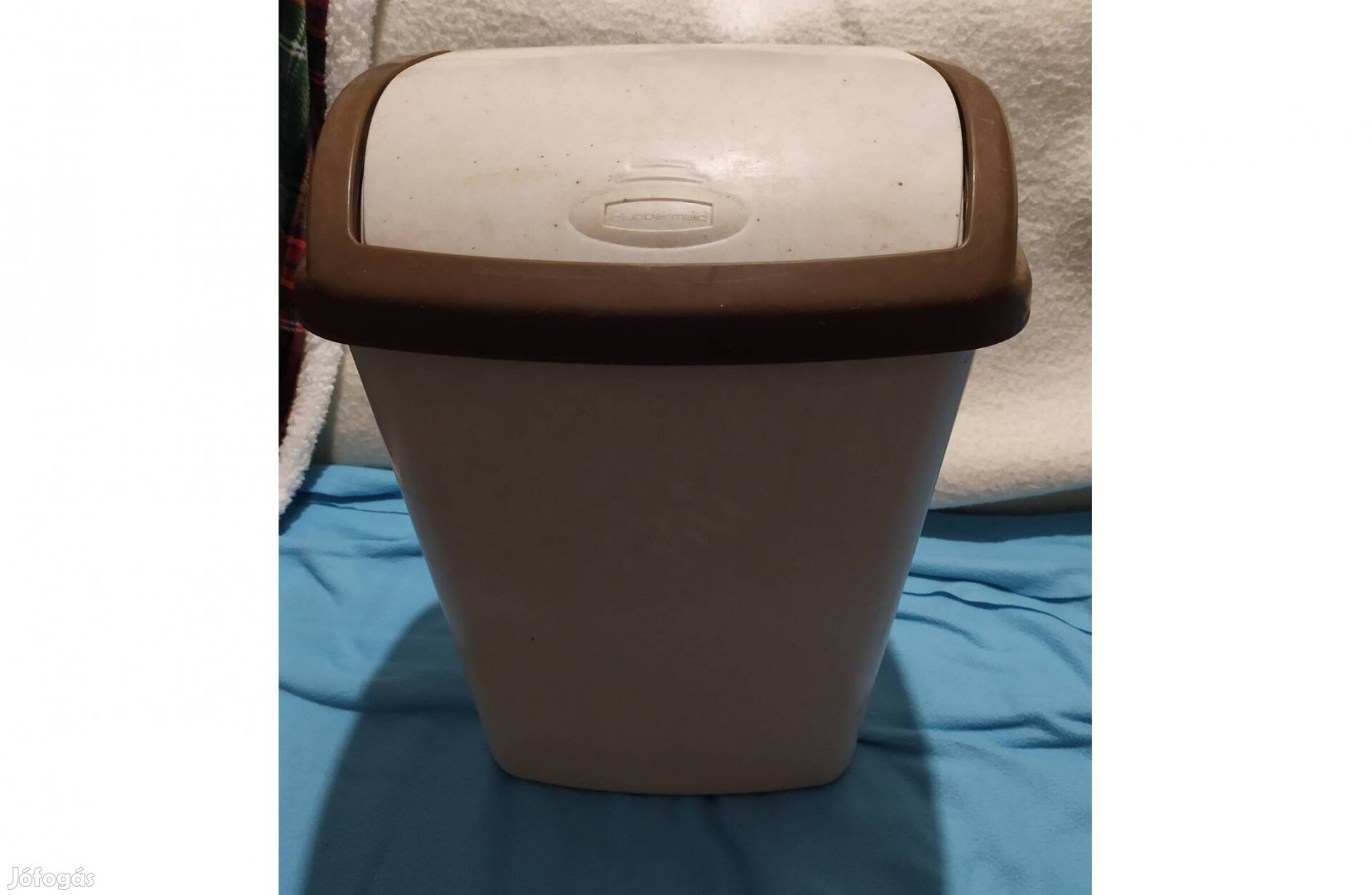 Billenő fedeles szemetes