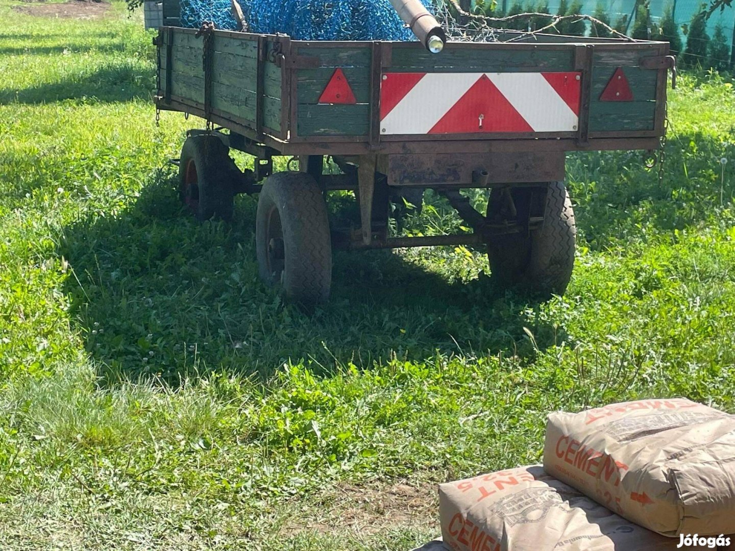 Billenő platós lovaskocsi