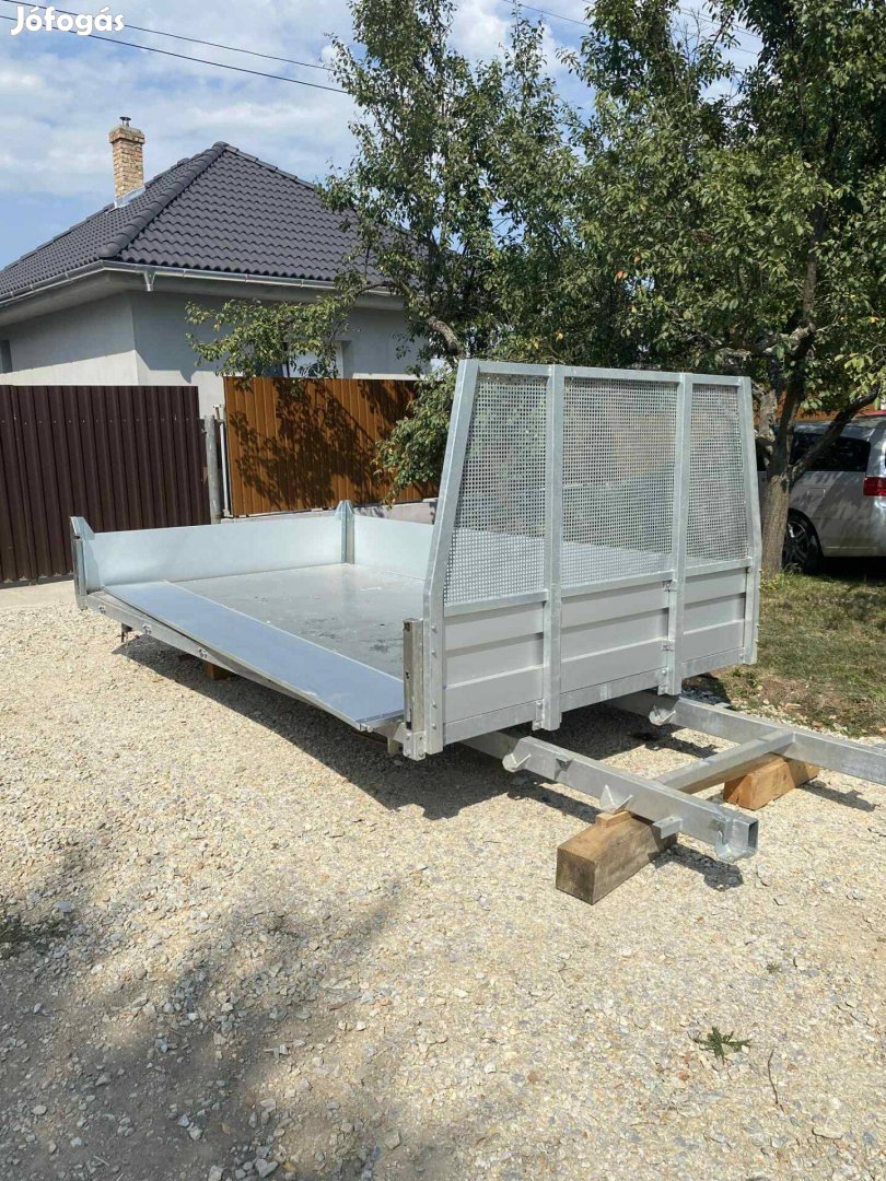 Billenőplatós felépítmény
