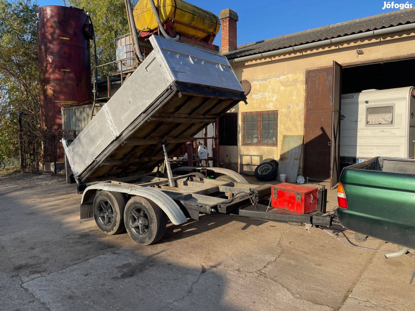 Billenőplatós utánfutó billenős